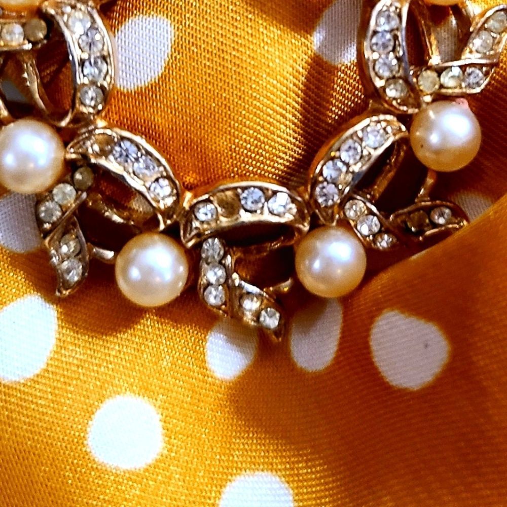 Stunning Vintage pearl and cubic zirconia in gold tone pin.